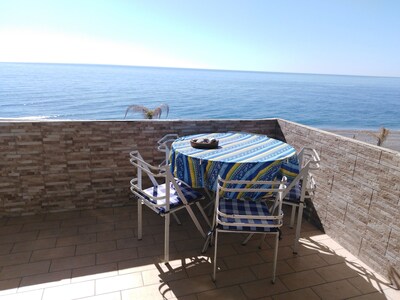 EIN FENSTER AUF DEM MEER