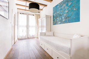 Day bed that extends to a 160cm double