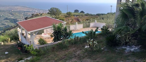 Vista panoramica piscina vista mare