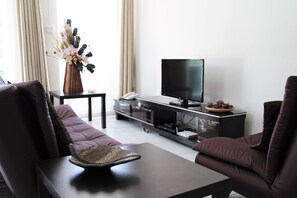 Lounge area with LCD tv and free hi-speed wifi