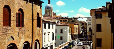 Fabelhafte Aussicht vom Balkon auf den antiken Zoll und den Dom von Padua