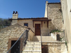 main entrance with private area with Majella's view