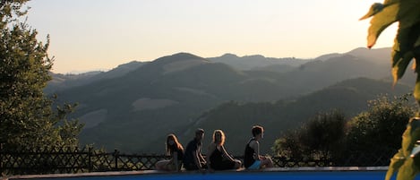 Ospiti che si godono il panorama