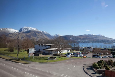 Modern apartment, close by Jacobite Steam train, Ben Nevis views, opposite shop