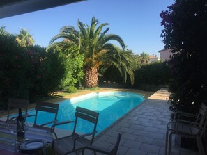 la vue du coin repas au bord de la piscine ..sous la tonnelle..