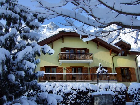 au cœur de Cham face au Mt Blanc = La Petite Savoyarde --> appt au 2ème étage.