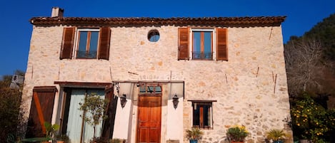 Authentique maison provençale : un havre de paix  face au soleil 