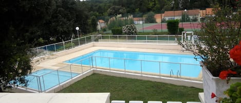 Le pavillon surplombe la piscine avec un accès direct grâce à un  portillon. 