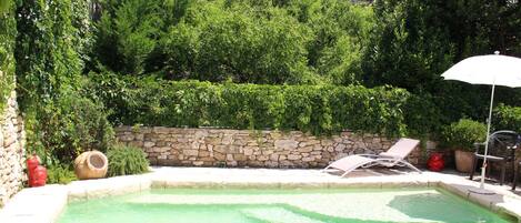 Piscine dans un cadre verdoyant