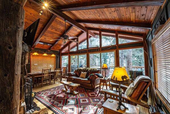 Welcome to the cozy Treehouse living room