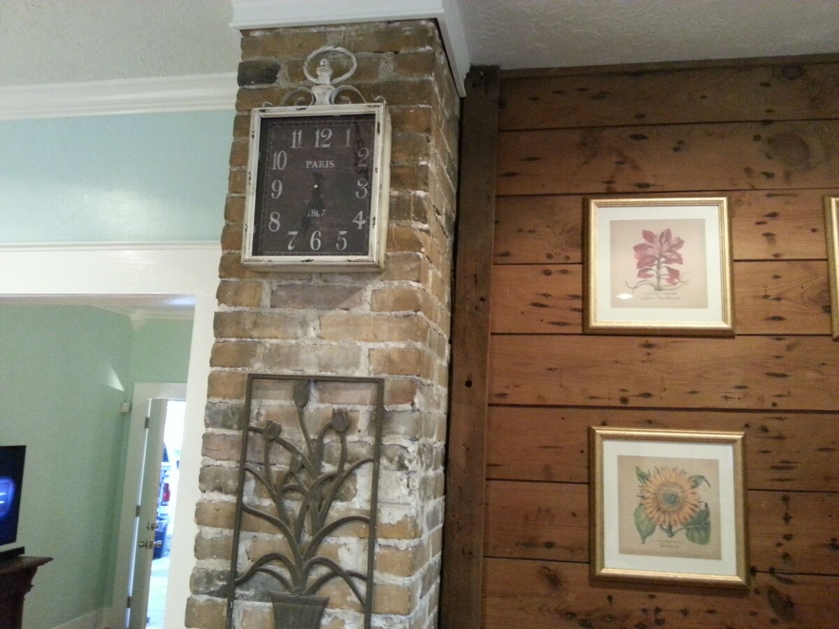 2 BR Historic Treasure w/ Swimming Pool on N Flores, Pets Welcome