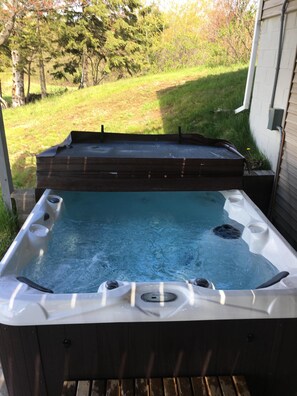 Outdoor hot tub with Lakeview