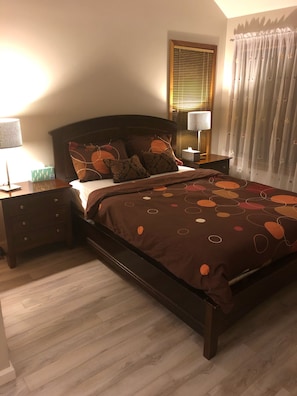 Master bedroom, queen size bed 