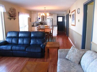  Waterfront Cottage in Prince Edward County - Close to Wellington and Wineries