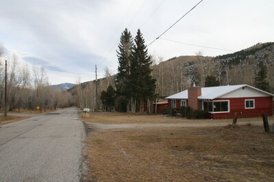 3 bdrm house, fenced yard,  Minutes from Monarch Ski;  Salida Dining and Shoppi