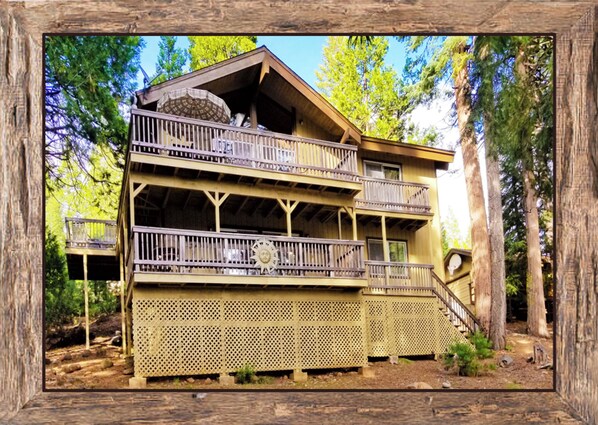 Spacious with Countless Amenities in the Exclusive Lake Almanor Country Club 