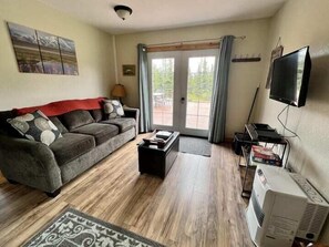 (5)comfortable living space with pull out couch