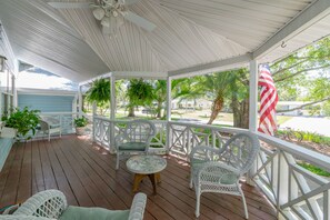 Quiet neighborhood and easy walk to the beach on a peaceful sand and shell road.