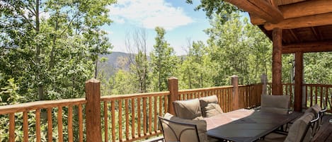 Dining area on wrap around deck