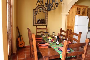 Dining room seating for 6.