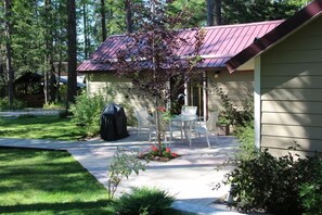Jaybird's Patio with table, chairs and BBQ