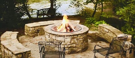 Great fire pit for evening s’mores, toast and roasts!