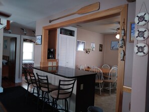 kitchen eating area & breakfast bar