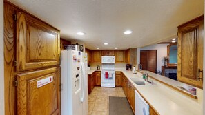 Full Kitchen w/ Full Size Refrigerator, Stove Top, Dishwasher, Oven & Microwave
