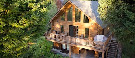 Cozy log home tucked in the woods with Flathead lake front access