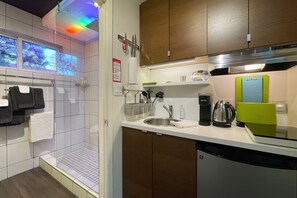 Microwave, fridge, toaster, water pot & induction hotplate. Keurig.