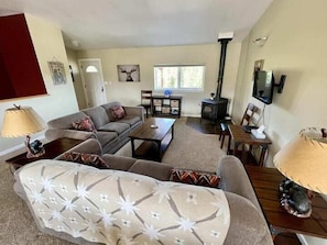 (4) spacious living room 