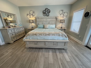 Master suite king bed/jacuzzi tub