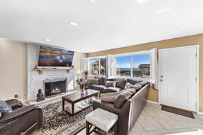 5) Living & Family Room

(STR15-0397)
