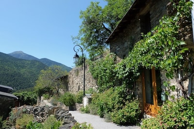 Pyrenäenhaus in Fels gebaut, spektakuläre Aussicht auf die Berge, ** jetzt mit WiFi **