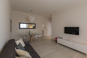 The sunny living room, overview