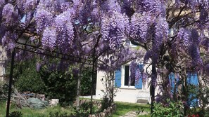 La fenêtre de la salle à manger de l'appartement en Provence.
