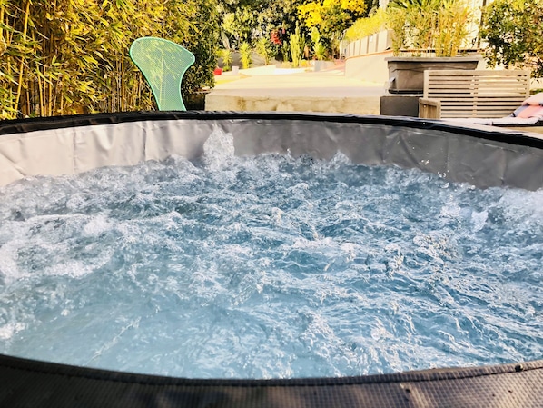 Outdoor spa tub