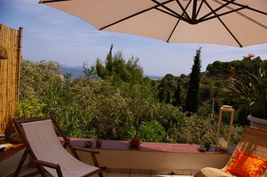 The terrace offers a spectacular view of the sea and the city of Spetses.