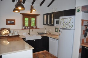 Fully equipped gourmet kitchen with dishwasher and huge fridge with freezer compartment
