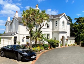 The Muntham Luxury Holiday Apartments -Well maintained period property