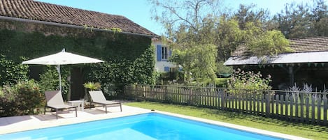 Peaceful, well-equipped gite with view towards the pool