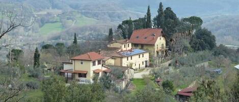 panorama del piccolo borgo con la Tancherina in primo piano