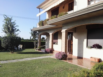 Veneto: strategic - house with garden