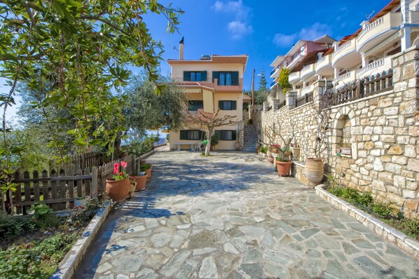 yard of Villa Giovanni