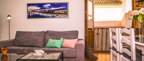 Living room with balcony (views to an old convent) - Salón con balcón y vistas