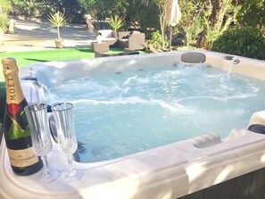 Treat yourself, you're on holiday.
Hot Tub Jacuzzi & Champagne, PERFECT.!!