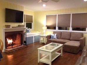 Awesome, relaxing living room - open the windows and enjoy the fresh, ocean air!