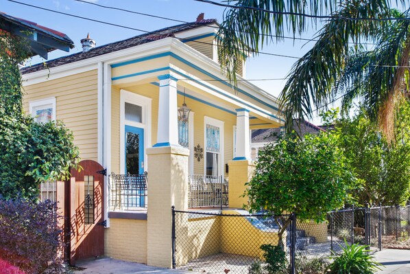 Charming home in the Historic District just 1 mile to French Quarter!