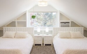 Upstairs Beds - Chic Room for family or friends! (3 queen beds for 2 people)