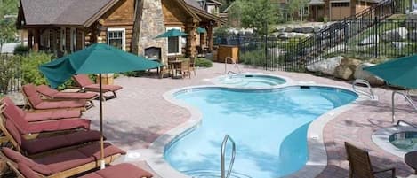 Minnie's Cabin- Pool and Hot Tub